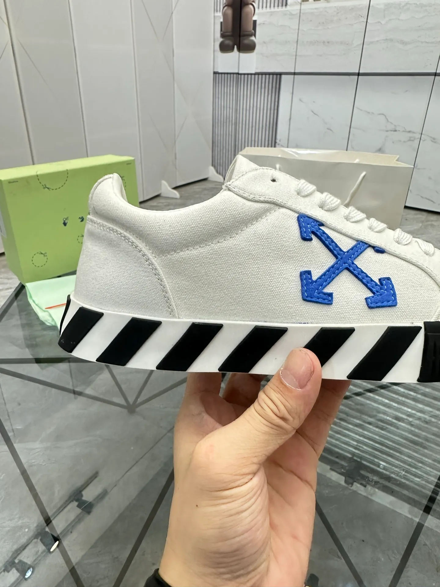 Selling men's shoes 💰: 💰P440¥ Product trademark: OFF WHITE *"OFF WHITE*" low-top casual shoes Regular size: 35-45 (can be customized to 46) Couple style Product materials: Original fabric from the upper counter, breathable lining, original outsole. No.: H203